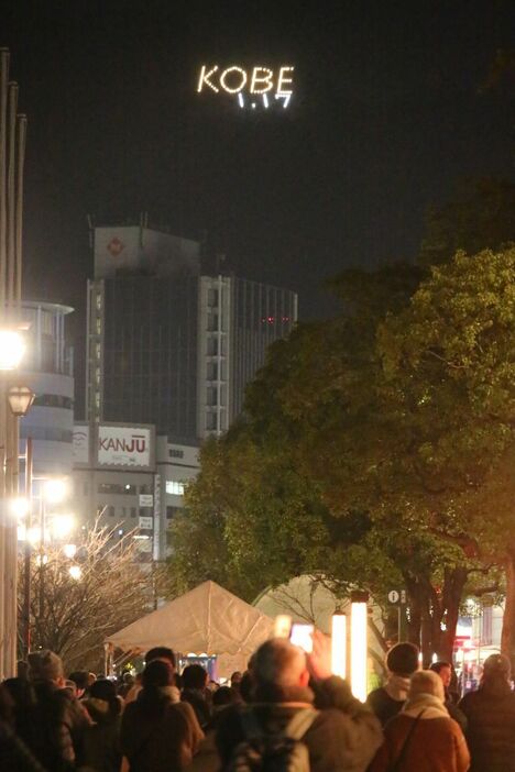 阪神淡路大震災から25年。神戸市では震災の記憶を継承するため、六甲山系堂徳山で夜に点灯している「KOBE」の文字の下に「1.17」を点灯させている＝写真上部。点灯は17日夜まで
