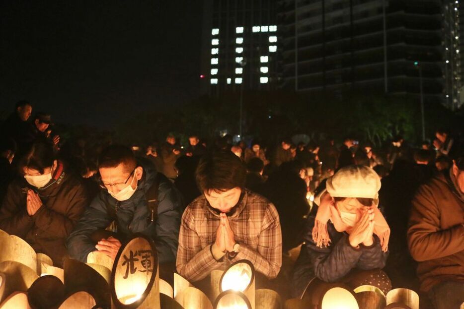 17日午前5時46分、神戸市中央区の東遊園地では25回目の祈りの時を迎えた