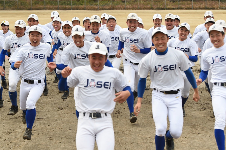 センバツ出場を決め、喜びの表情でグラウンドを駆ける鹿児島城西の選手たち＝矢頭智剛撮影