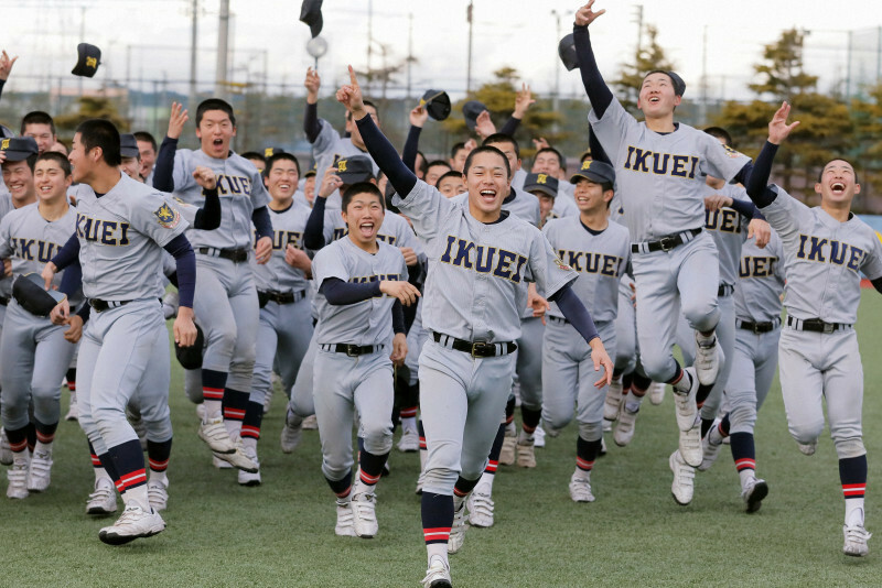 センバツ出場が決まり喜ぶ仙台育英の選手たち＝宮城県多賀城市で2020年1月24日午後3時33分、和田大典撮影