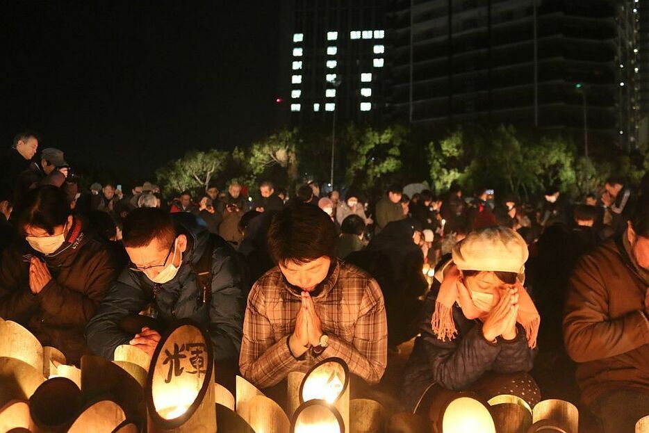 ［写真］阪神淡路大震災から25年。多くの人が祈りの時を迎えた＝17日午前5時46分、神戸市中央区で