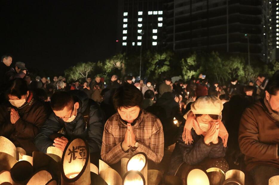 6434人が亡くなった阪神淡路大震災から17日で25年を迎えた。神戸市中央区の東遊園地では同日午前5時から「1.17のつどい」が行われ、多くの遺族や被災者らが同震災の発生時刻である「午前5時46分」に犠牲者への黙祷をささげた。