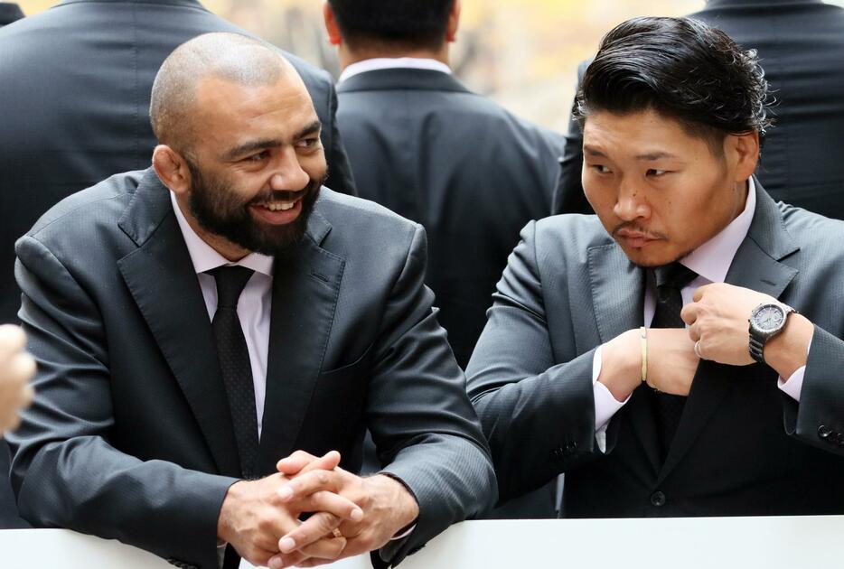 日本中に感動を与えたW杯戦士がトップリーグでライバルとなって対決。”闘将”リーチ・マイケルは東芝、”笑わない男”稲垣啓太はパナソニックでプレーする（写真：つのだよしお/アフロ）