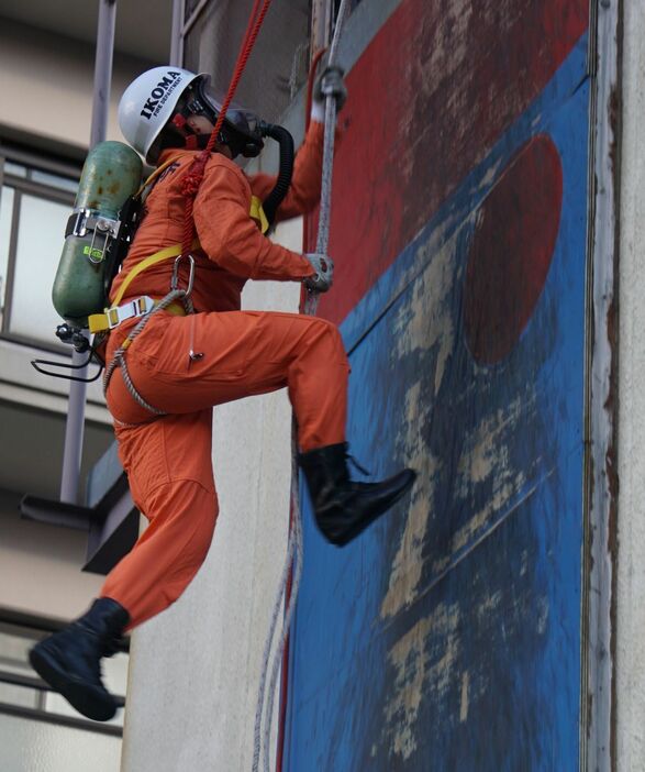 [写真]きびきびした動きが印象的な救助隊員の訓練