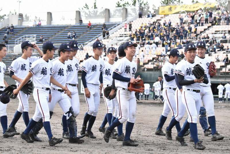 試合に勝利し、笑みがこぼれる日本航空石川の選手たち＝2019年10月20日、井手千夏撮影