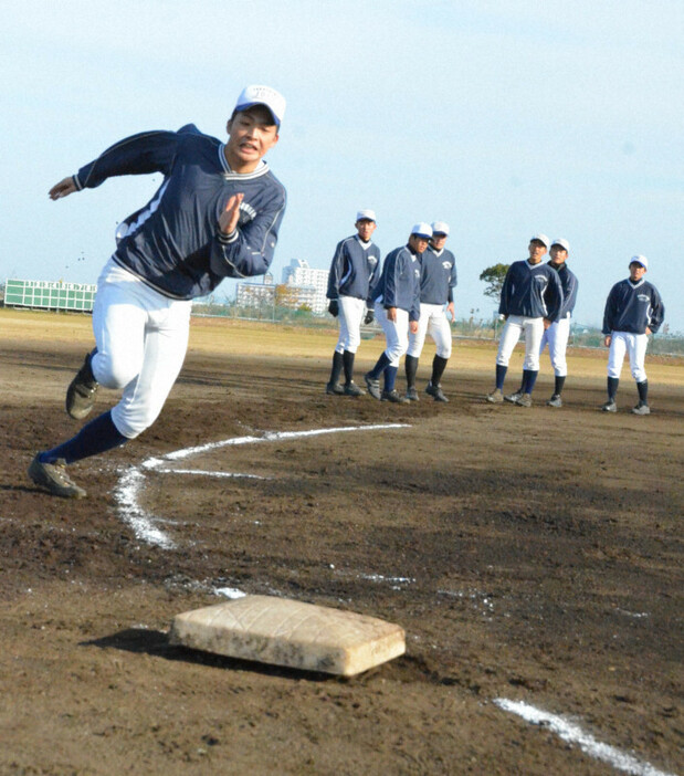 弧を描いた白線に沿ってベースランニングをする城東の選手たち＝徳島市の徳島市民吉野川運動広場で2019年12月21日、藤田健志撮影