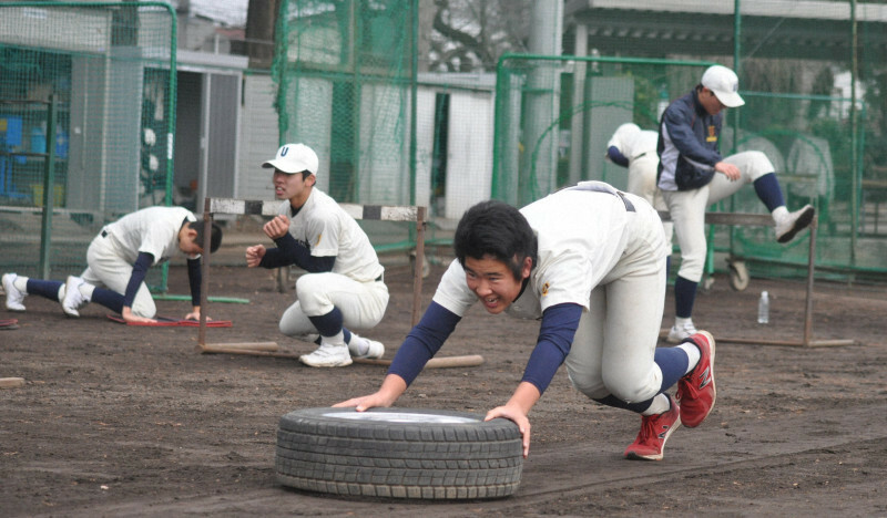 自分たちでメニューを提案し、体力トレーニングに励む宇都宮の選手たち＝宇都宮市の同校で2019年12月26日、岩壁峻撮影