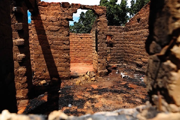 ［写真］中央アフリカ北西部ウハム州の武力衝突で、襲撃され焼け落ちた民家＝2013年10月　(c)Juan Carlos Tomasi/MSF