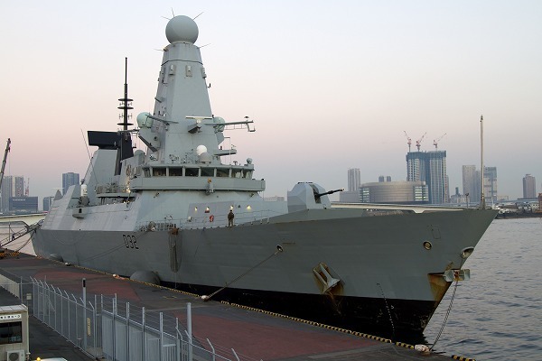 [写真]親善寄港した英国海軍の駆逐艦「デアリング」