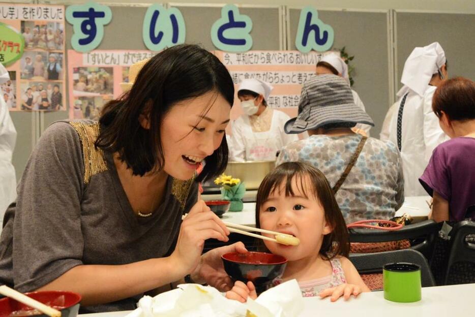 すいとんをほおばる子ども