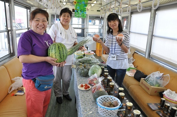 [写真]立派なスイカなど、地元の新鮮野菜を提供
