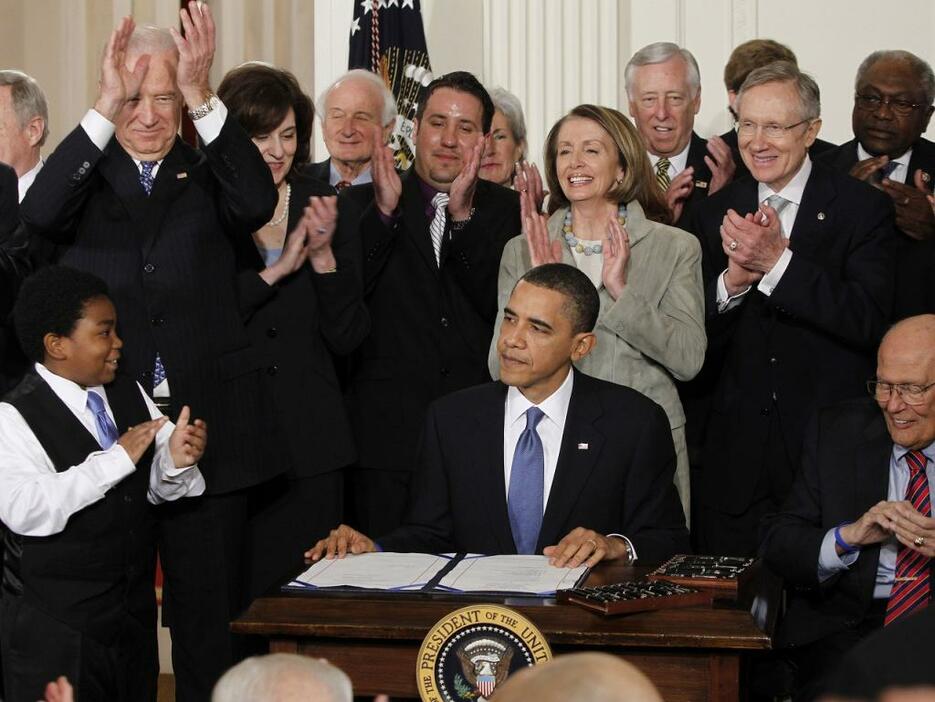 [写真]2010年3月23日、米医療改革法が成立。オバマ大統領が署名（ロイター/アフロ）