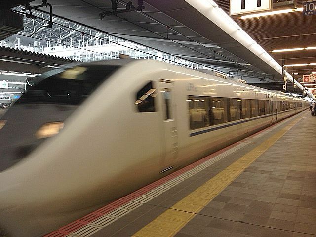 [写真]在来線特急の臨時列車を運転することなどが発表された＝大阪駅で