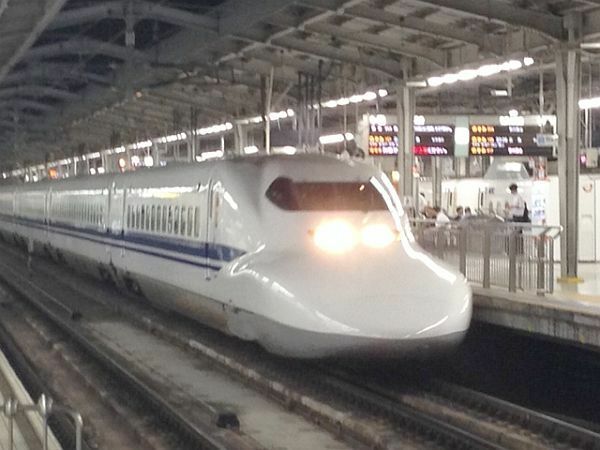 [写真]東海道・山陽新幹線直通の「のぞみ」、山陽・九州新幹線直通の「みずほ」「さくら」と山陽新幹線の「ひかり」の増発される＝新大阪駅で