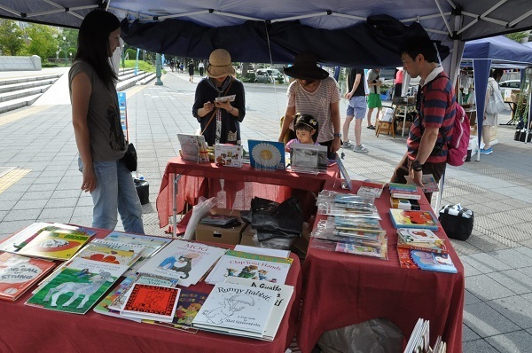 [写真]海外の絵本や絵本折り紙を並べた「江坂の洋書屋」