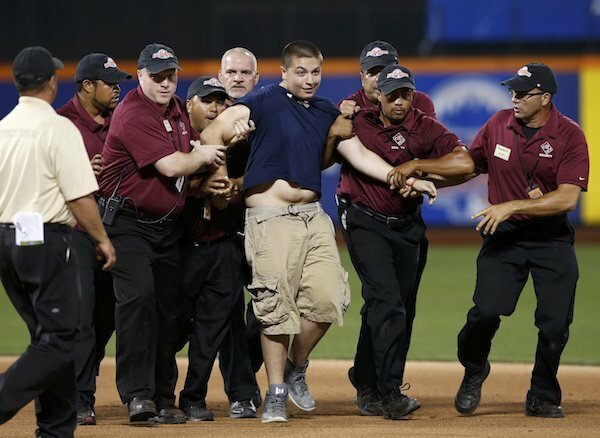 [画像]2013年に起きたオールスターでのファンの乱入（写真：ロイター/アフロ）