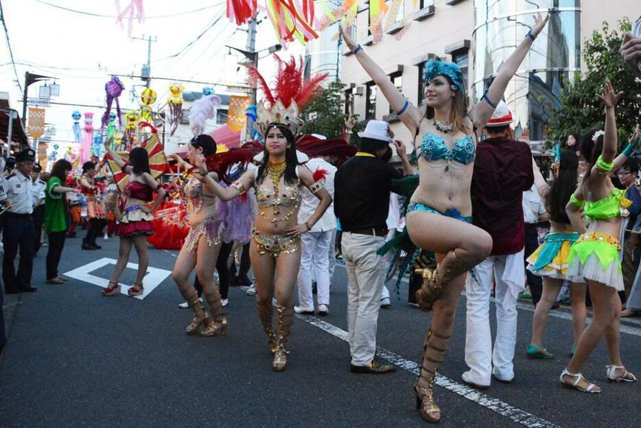 商店街でサンバカーニバル 大学生100名が踊り歩く 東京 The Page Yahoo ニュース