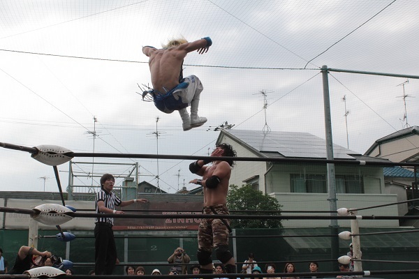 [写真]プロレスならではの空中戦は興奮度UPでアツくなる