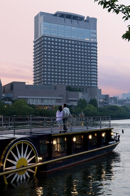 雄大な大川から街の夜景を眺めつつ優雅なひとときを（大阪水上バス提供）