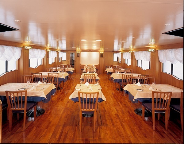 [写真]落ち着いた雰囲気の船内で食事を楽しめる。トイレもあって安心（大阪水上バス提供）