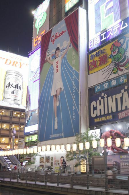 [写真]5代目消灯から1週間と1日、綾瀬はるか看板がまた新たな名物に＝25日午後7時ごろ、大阪市中央区で