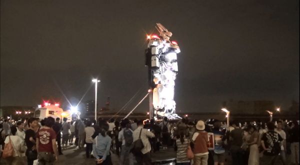 [写真]海辺で雨も降ってきたため臨場感があると言いながら写真を撮る人もいた＝10日午後7時半ごろ、大阪市住之江区で