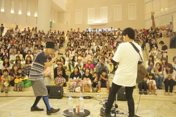 [写真]会場となった祝祭広場は多くのファンが集まった