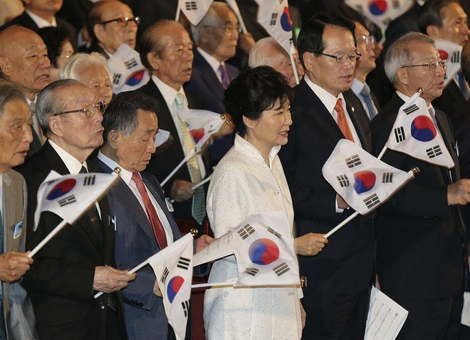[写真]8月15日、韓国光復節で演説する朴槿惠大統領。慰安婦問題の解決を求めた（代表撮影/ロイター/アフロ）