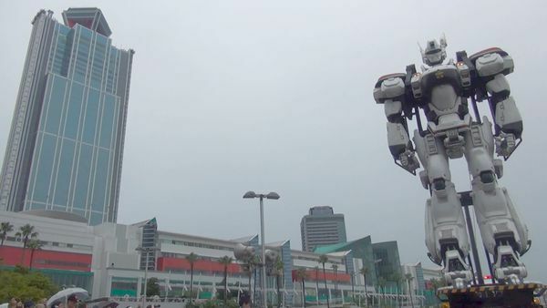 [写真]パトレイバーがデッキアップ。大阪府咲洲庁舎と並ぶ＝2日午前、大阪市住之江区で