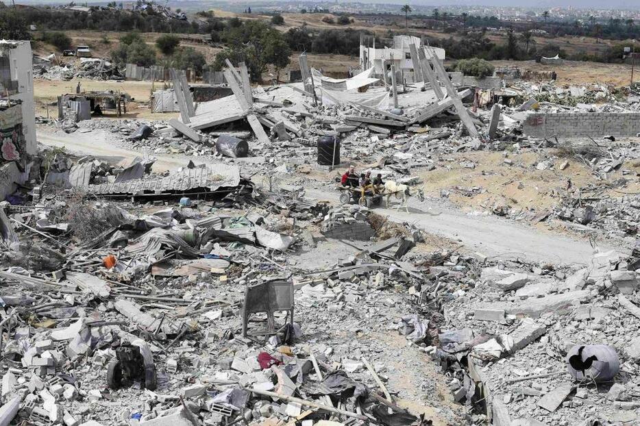 [写真]イスラエルの空爆によって破壊されたガザ中部近くの村（ロイター/アフロ、8月17日撮影）