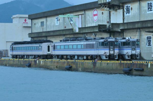 [写真]ミャンマーへ輸出のため、下関港で船積みを待つキハ181系