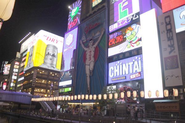 [写真]道頓堀グリコ5代目看板のネオンが消灯、16年走りきりゴールイン＝17日午後10時ごろ、大阪市中央区で