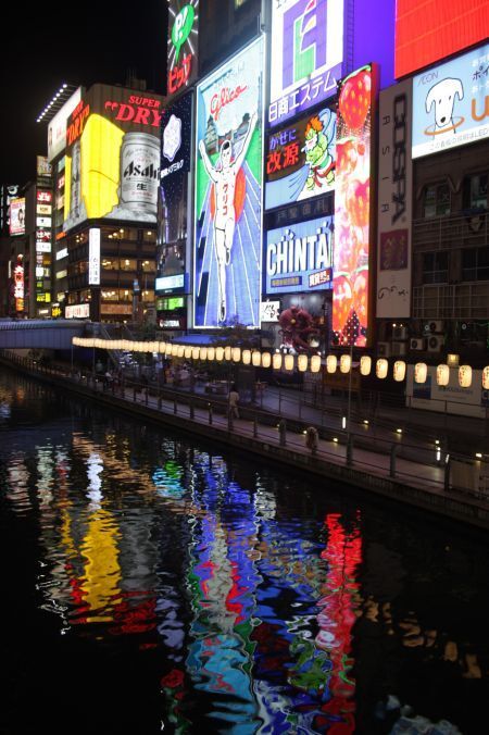 [写真]グリコ看板のネオンが水面にうつる。この光景ともお別れだ＝17日午後9時50分ごろ、大阪市中央区で