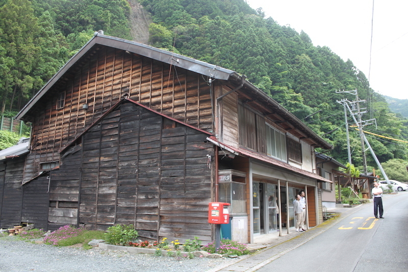 新道の真ん中に建つ旧「藤原商店」