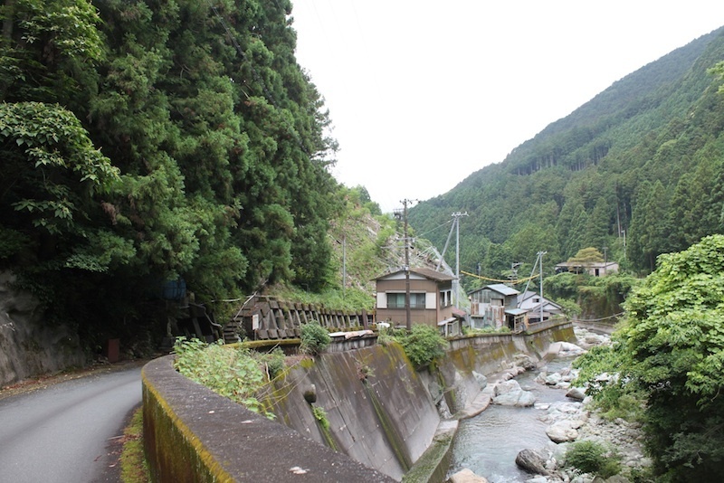 鮎が泳ぐ白倉川沿いにある新道