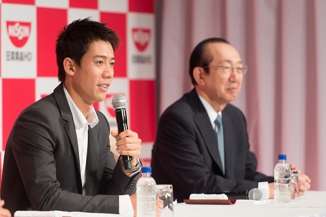 [写真]会見する錦織圭。右は日清食品ホールディングスの安藤宏基CEO（撮影：山本宏樹）