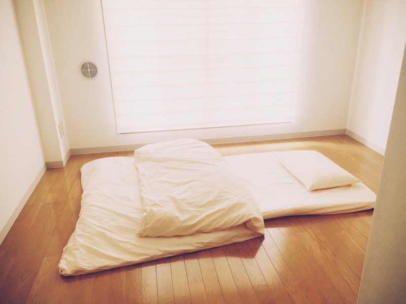 「ミニマリスト」の佐々木典士さんの部屋。寝るとき以外、床には何も置かれていない状態だ（本人提供）