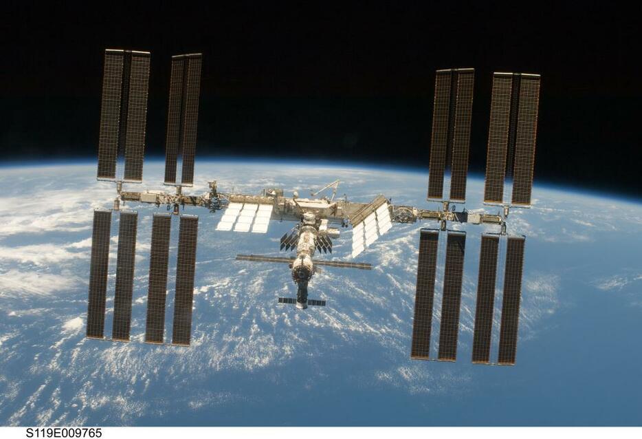地上400kmの高さで周回する国際宇宙ステーション（ISS）(C)NASA