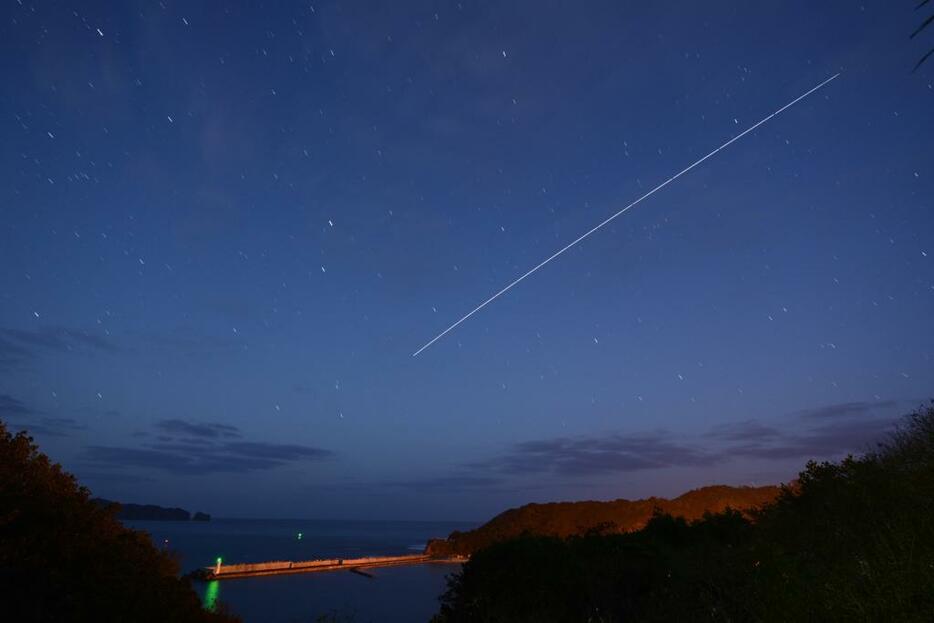 夜空を横切るISSの光跡。2014年3月、東京都小笠原村にて。8秒露出の14枚を合成。谷明洋撮影