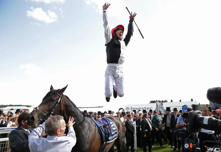 英ダービー制覇に歓喜のデットーリ騎手＝2015年6月6日（写真：ロイター/アフロ）