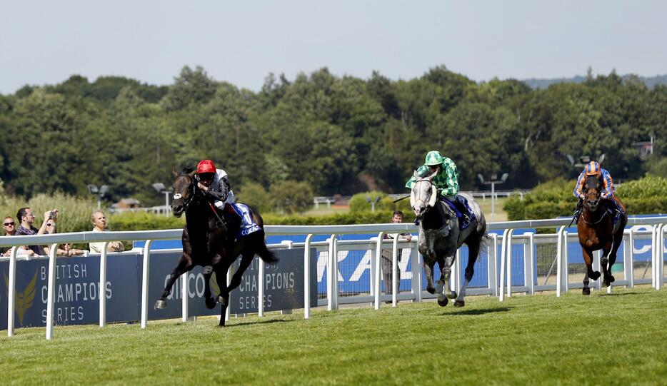 エクリプスステークスの直線。昨年の仏ダービー馬ザグレーギャツビー（灰色の馬）を一蹴し、無敗の5連勝＝2015年7月4日（写真：Action Images/アフロ）