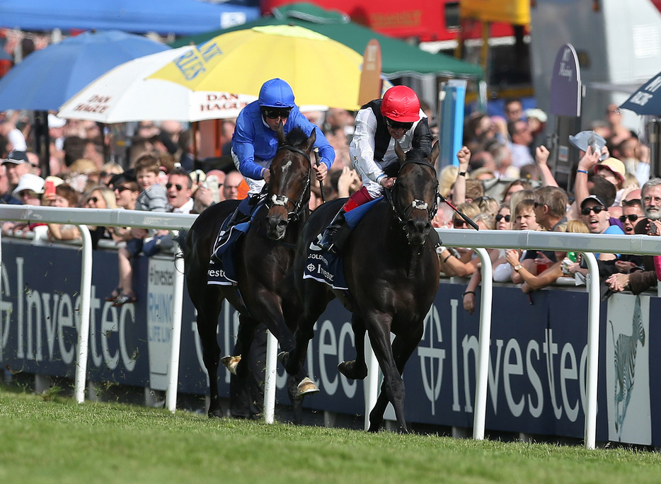 英ダービーの直線。僚馬のジャックホブス（左）を競り落とす＝2015年6月6日（写真：ロイター/アフロ）