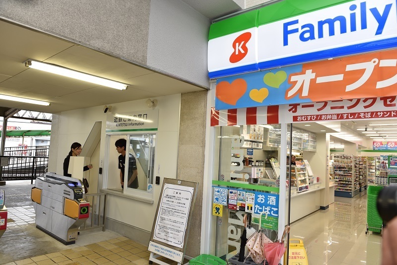 ［写真］店舗に隣接された窓口から駅業務を行なうコンビニスタッフ＝1日午前、三重県鈴鹿市で