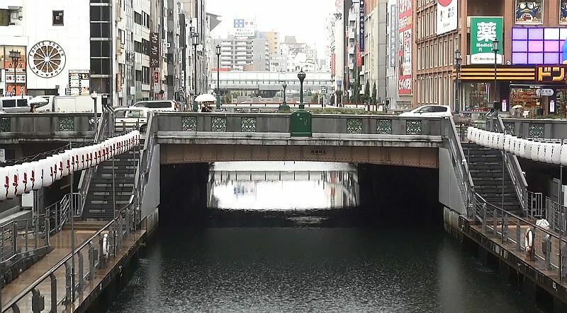 [写真]激しい雨が道頓堀川を打ちつける＝17日午前9時ごろ、大阪市中央区で