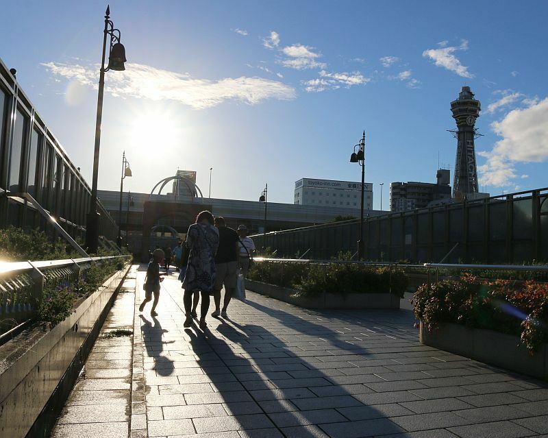 [写真]夕方になっても強い西日が差す大阪市内＝20日午後6時すぎ、大阪市天王寺区で