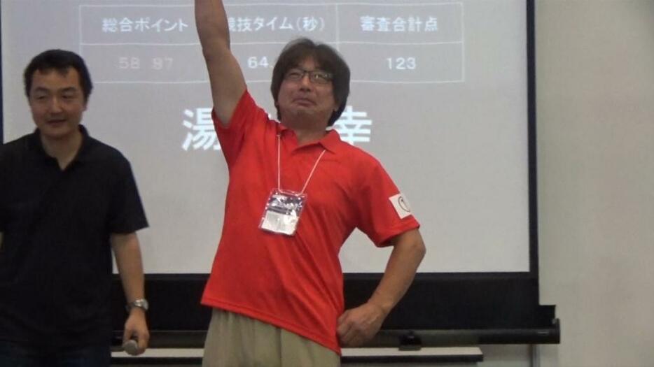 [写真]優勝して拳を振り上げる湯浅さん＝7月9日午後3時頃、千葉市幕張で