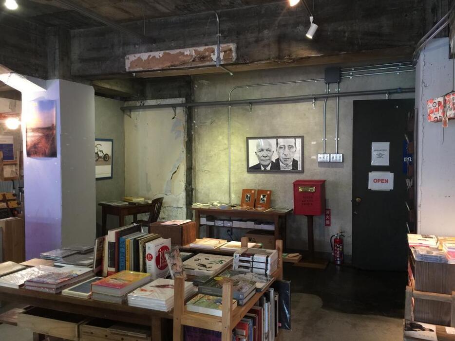 現在のBOOKS AND PRINTS店内。写真集に加えノンフィクションなどの書籍や小物などの様々なアイテムが並ぶ