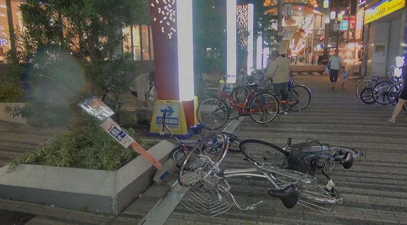 [写真]風が強く自転車も多く倒れるなどしている＝16日午後7時40分ごろ、大阪市北区で