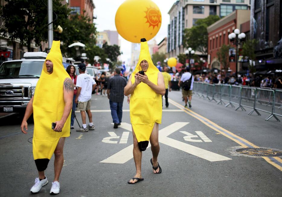 バナナのコスチュームをきてサンディエゴの通りを歩く男性＝2015年7月9日（写真：ロイター/アフロ）
