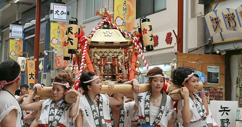 [写真]天神祭の始まりとともに、天神橋筋商店街では各町のみこしが登場＝24日午後、大阪市北区で